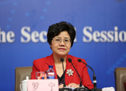罗宁回答记者提问