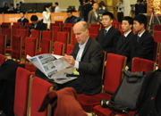 国外记者等待记者会开始