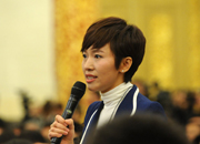 中央电视台、中国网络电视台记者提问