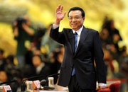 李克强向记者挥手致意