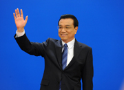 李克强步入金色大厅向记者挥手致意