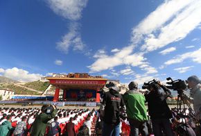 庆祝大会在布达拉宫广场举行