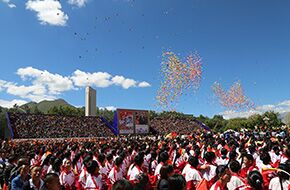 多彩气球和鸽子飞向布达拉宫广场上空