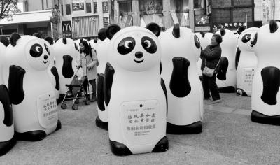 上海旧衣回收箱以公益之名牟利 被小贩租赁承包