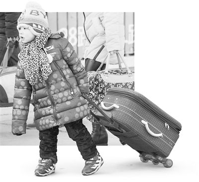 1月24日,在河北省邯郸火车站,“小候鸟”和父母们即将踏上返乡的列车。