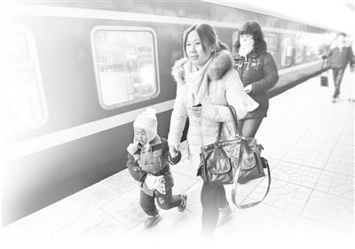 1月24日,在河北省邯郸火车站,“小候鸟”和父母们即将踏上返乡的列车。