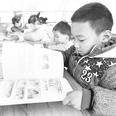 1月27日,山东省邹平县孙镇时家村的孩子们在本村“微型儿童绘本馆”内阅读图书,让寒假更充实。