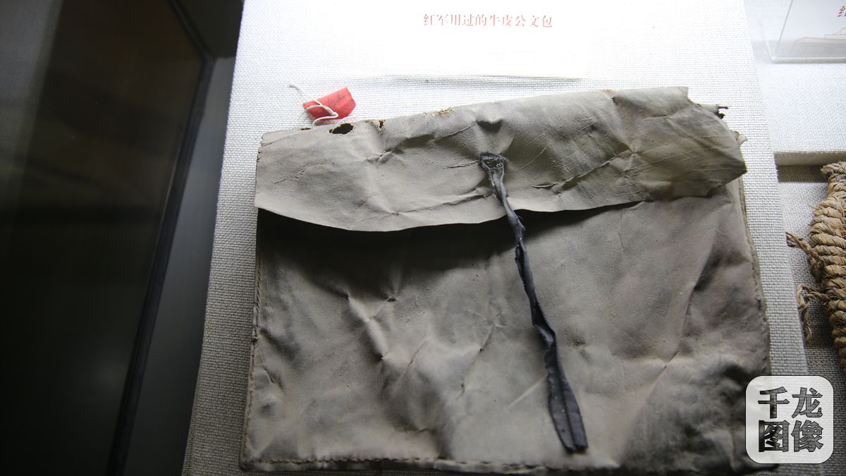 2016年，正值中央红军长征出发80周年，在长征源头于都县，踏入中央红军长征出发纪念馆，看着还保留着的那些风华岁月中无数英烈用过的遗物：被单、草鞋、箩筐、藤篮、锅碗、渔船&hellip;&hellip;一样样都饱含着感人肺腑的革命故事，一件件都带着令人动容的红色记忆。红军用过的牛皮公文包