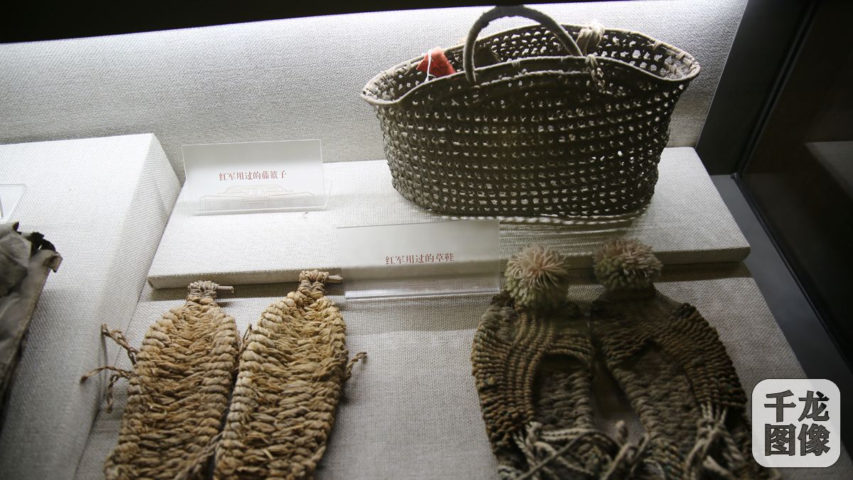 2016年,正值中央红军长征出发80周年,在长征源头于都县,踏入中央红军长征出发纪念馆,看着还保留着的那些风华岁月中无数英烈用过的遗物:被单、草鞋、箩筐、藤篮、锅碗、渔船……一样样都饱含着感人肺腑的革命故事,一件件都带着令人动容的红色记忆。图为红军用过的藤篮子和草鞋