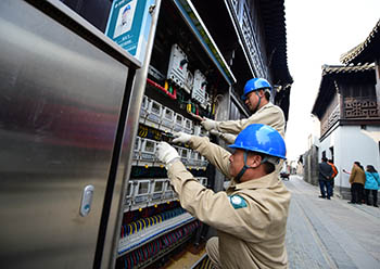 供電公司工作人員維護條石老街供電設備