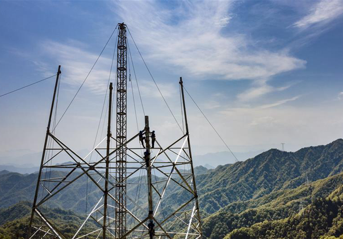 秦岭之巅的特高压电网建设者