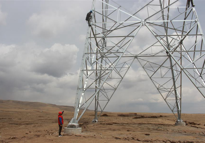 高原&ldquo;送电人&rdquo;的节日坚守