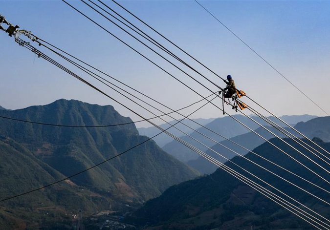 行走秦岭云端的建设者
