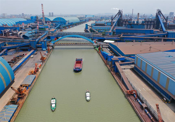 长江流域首艘千吨级纯电动货船在江苏常州试航