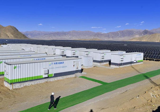 西藏日喀则50兆瓦“光伏+储能”综合能源示范项目并网发电