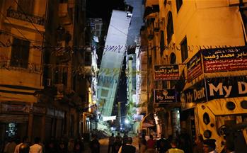 埃及一樓房整體傾斜 倚靠臨近樓房