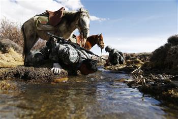 騎馬巡邏守邊關