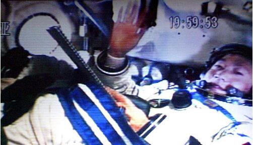 10月15日：神舟”五号载人飞船发射成功