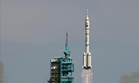 神舟十号飞船发射成功 中国开启首次应用性太空飞行