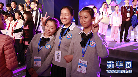 开幕式后小选手在舞台前合影留念