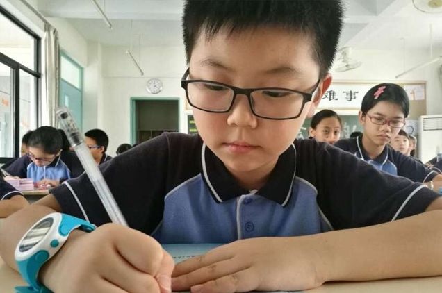 广东佛山顺德德胜小学学生在给航天员写信