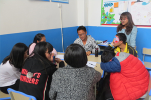 老师组织学生进行小组活动