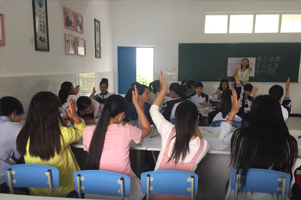 县里科技老师正在给学生们上课