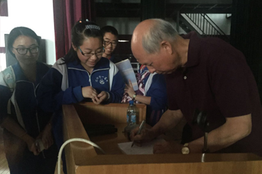 孙万儒老师给学生们签名