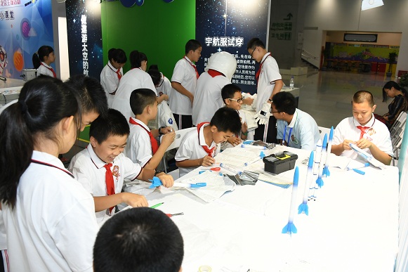 全国科普日现场 小同学们在做科学实验