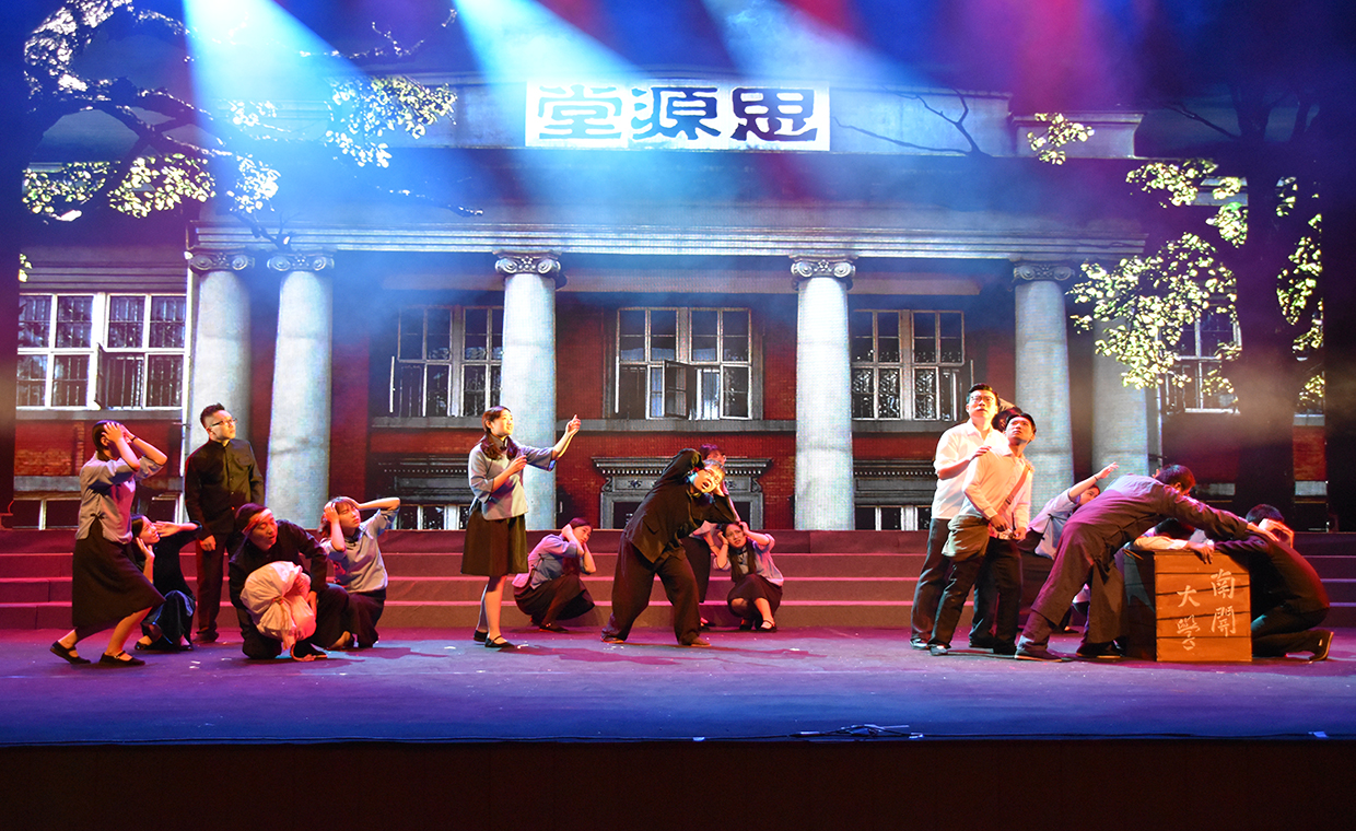 南开大学《杨石先》剧照：敌机轰炸南开大学