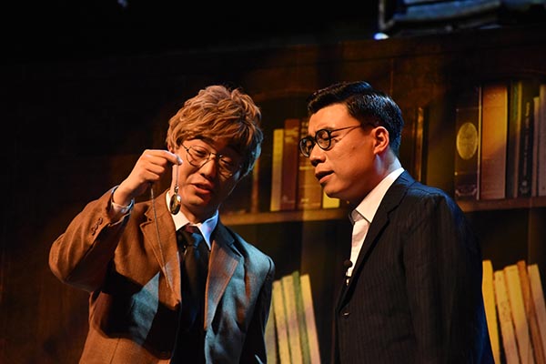 《杨石先》剧照：教授赠送杨石先怀表做纪念