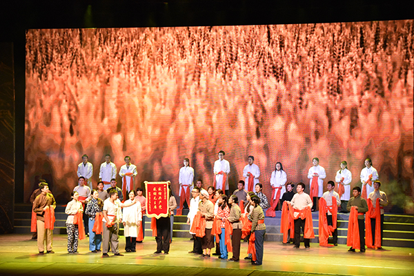 南开大学《杨石先》剧照：欢庆农药研制成功