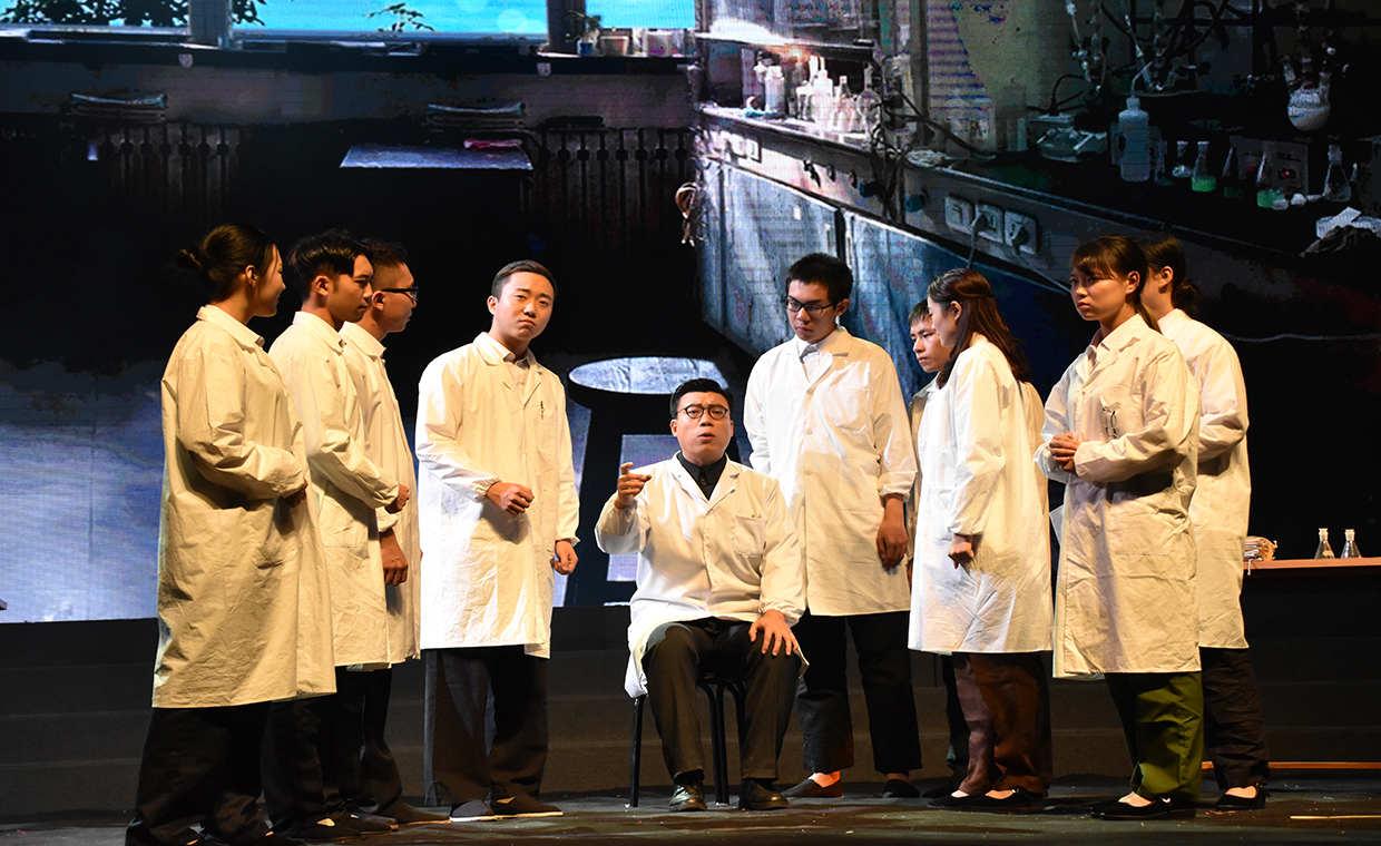 南开大学《杨石先》剧照：杨石先与学生讨论实验