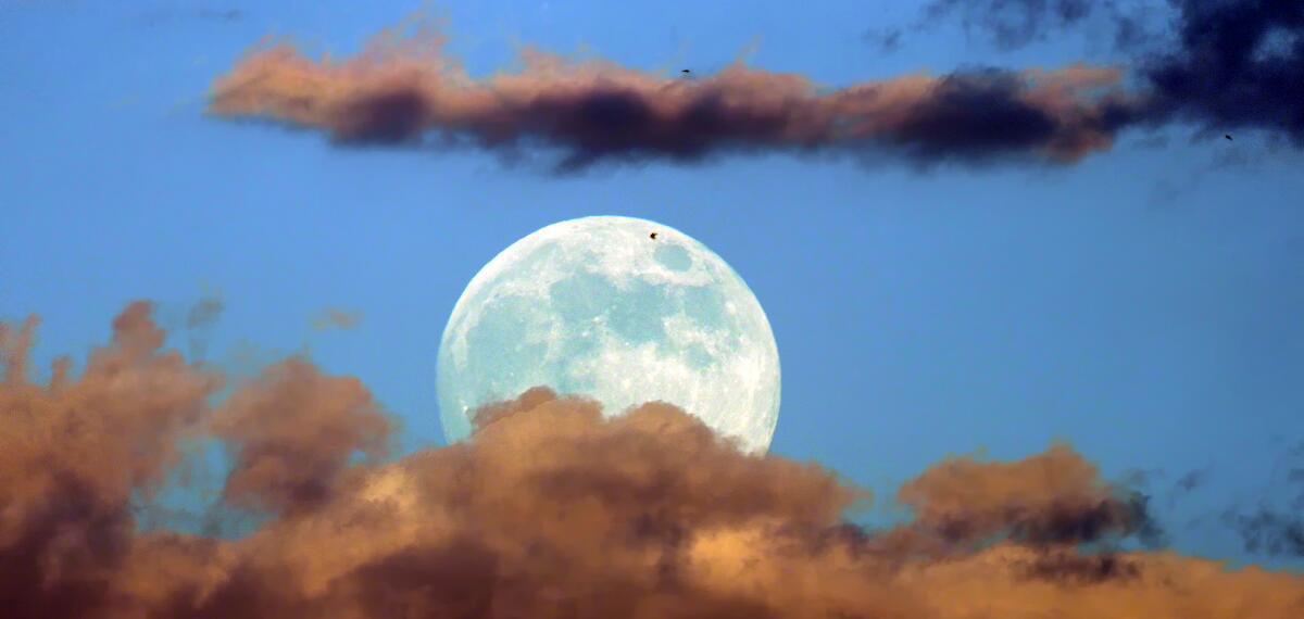 彩云追月（王俊峰 摄）