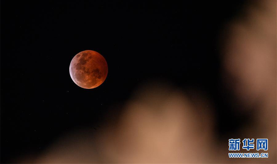 超级月亮撞上月全食 为什么叫&ldquo;超级血狼月&rdquo;
