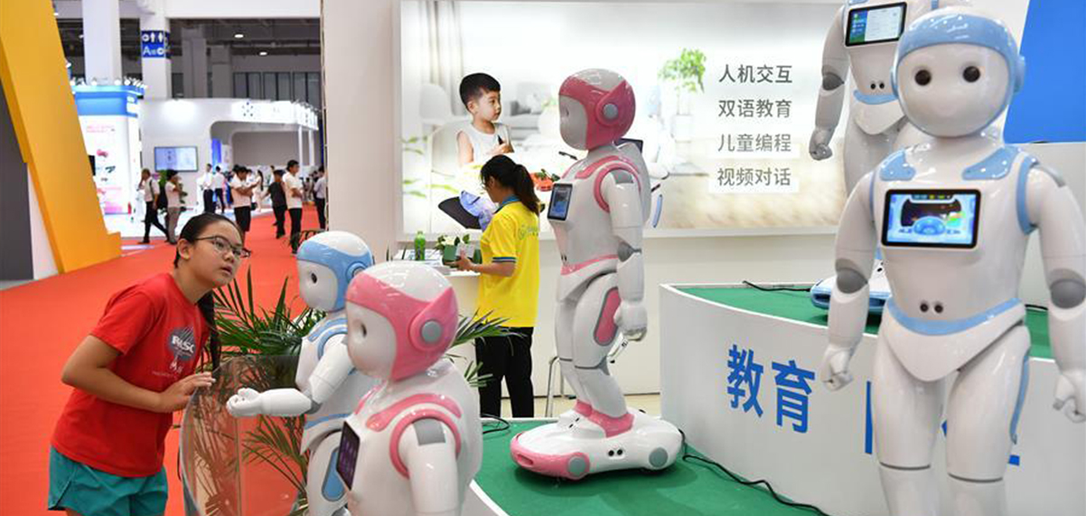 各色机器人亮相北京