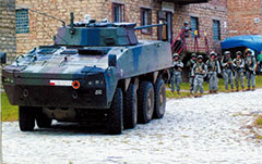 波兰“狼獾”轮式战车