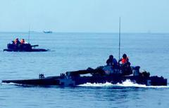 海军陆战队两栖装甲装备大海驰骋