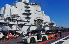 8架歼15停放航母甲板是训练较合理配置