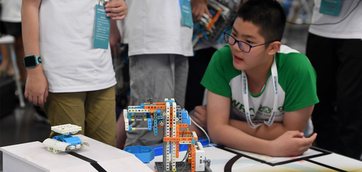 青少年机器人设计大赛：小选手专心投入比赛