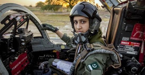 中国飞行员黄鹏壮烈牺牲, 军事专家: 他可以生还