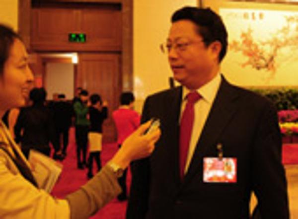 杨卫泽代表接受新华网记者采访