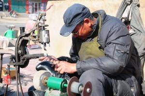 &ldquo;半价鞋匠&rdquo;27年不间断微助贫寒学子