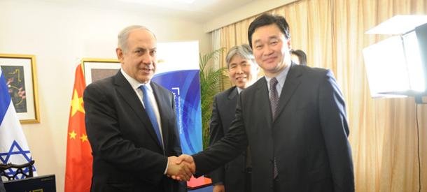 以色列总理内塔尼亚胡和新华网总裁田舒斌握手