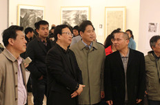 嘉宾参观画展