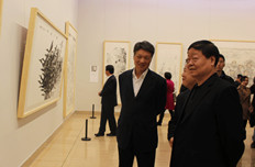 嘉宾参观画展