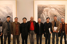 嘉宾在画展现场合影