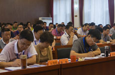 学员们在课堂上认真记笔记