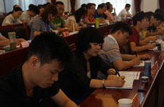 学员们认真在纸上写着约翰提出问题的答案