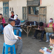 秦嗣德带领学生写生